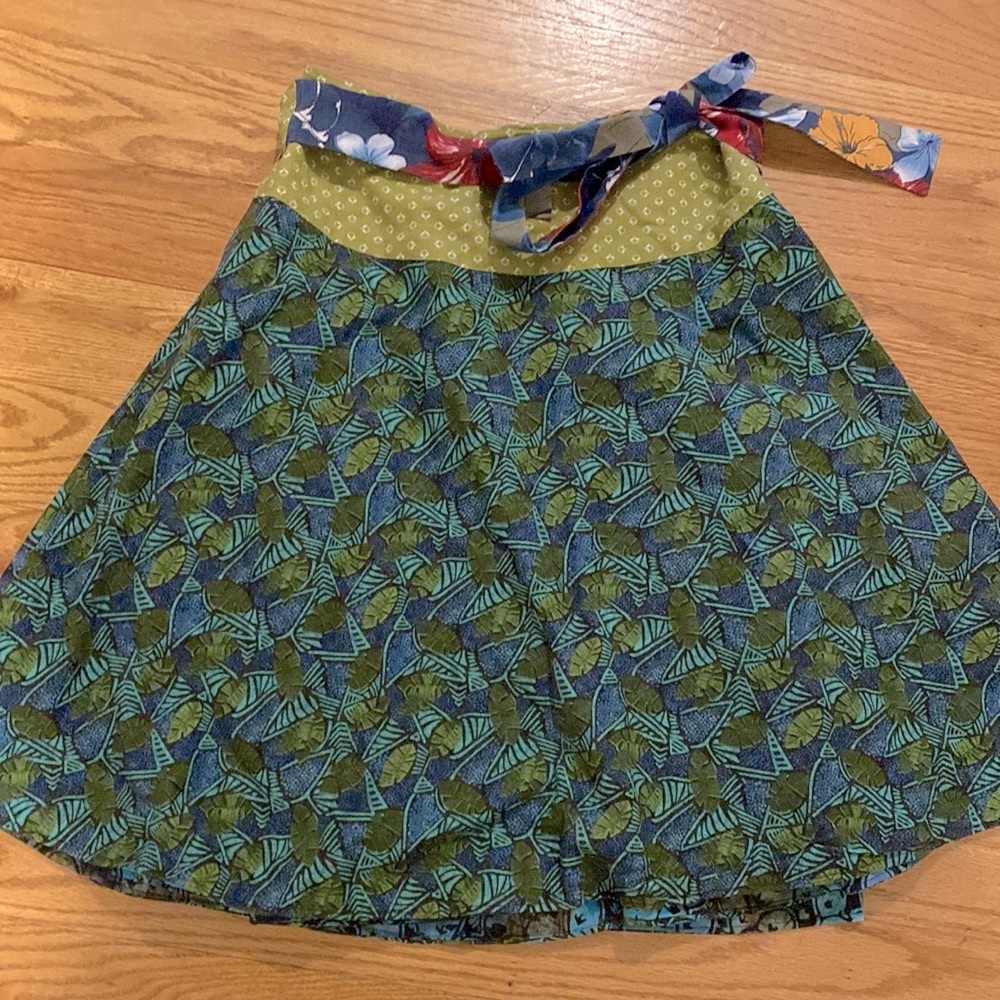 Gorgeous wrap skirt.  Can been worn with two patterns- reversible!!